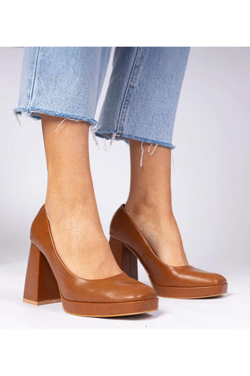 Zapatos de tacón marrón con tacón...