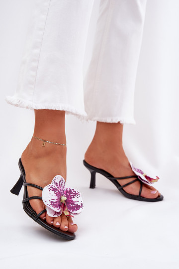 chanclas de mujer con tacones finos y flor artificial color negro Reyi