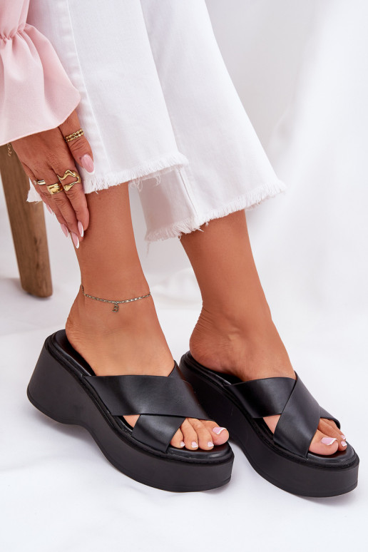 zapatillas de mujer con una plataforma I Koturnie de color negro Nelithraea