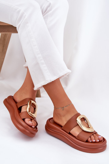 chanclas de mujer con plataforma y detalles dorados color marrón Ularinea