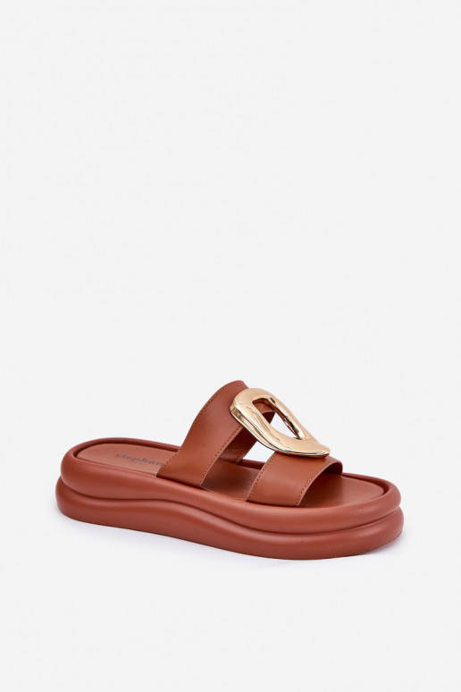 zapatillas de mujer con una plataforma Ze color doradom Detalem color marrón Ularinea