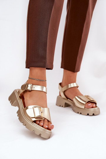 Sandalias de piel sintética para mujer con hebillas color dorado 2