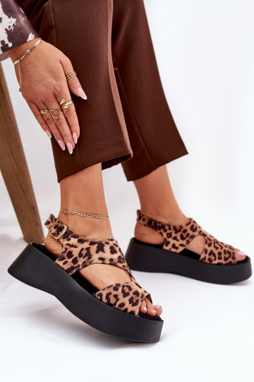 Sandalias de mujer con estampados de piel de leopardo con una plataforma de gamuza ecológicaoAe color marrón Karonia