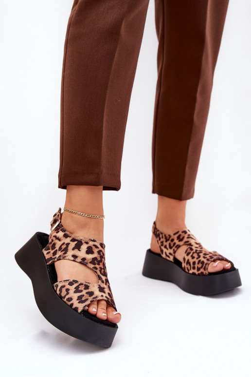 Sandalias de mujer con estampados de piel de leopardo con una plataforma de gamuza ecológicaoAe color marrón Karonia