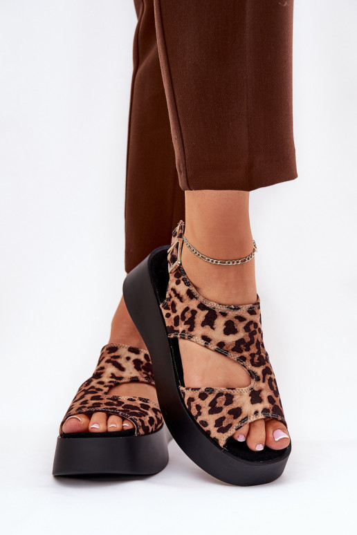 Sandalias de mujer con estampados de piel de leopardo con una plataforma de gamuza ecológicaoAe color marrón Karonia