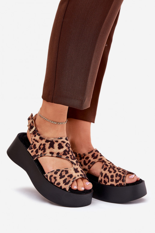Sandalias de mujer con estampados de piel de leopardo con una plataforma de gamuza ecológicaoAe color marrón Karonia