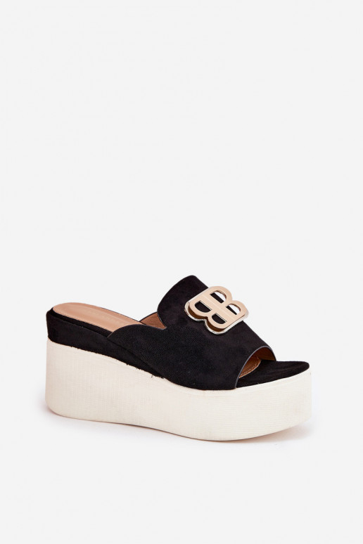 Zapatillas con una plataforma I Koturnie con adornos de color negro Tanonea