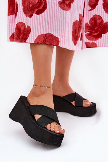 zapatillas de mujer en una cuña y plataforma de color negro Sevolee 2