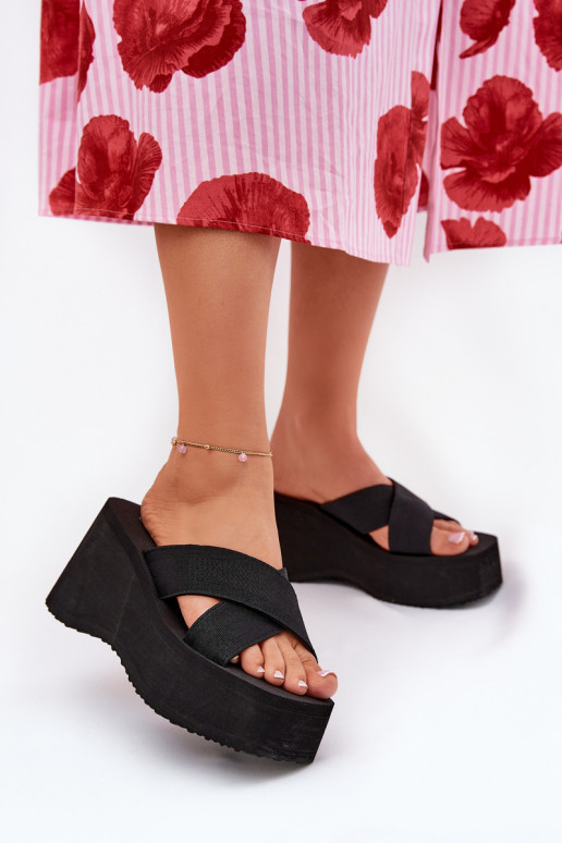 zapatillas de mujer en una cuña y plataforma de color negro Sevolee