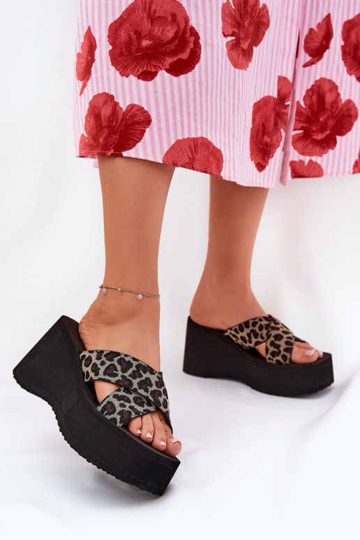 zapatillas de mujer en una cuña y plataforma con estampados de piel de leopardo de color negro Sevolee