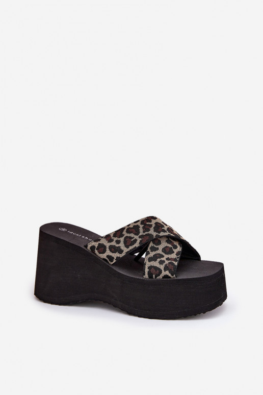 zapatillas de mujer en una cuña y plataforma con estampados de piel de leopardo de color negro Sevolee