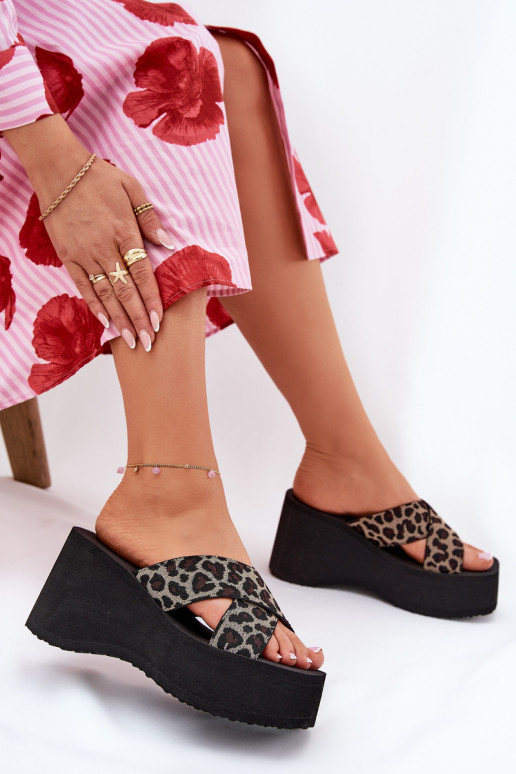 zapatillas de mujer en una cuña y plataforma con estampados de piel de leopardo de color negro Sevolee
