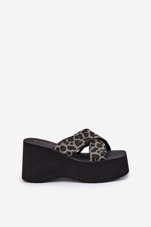 zapatillas de mujer en una cuña y plataforma con estampados de piel de leopardo de color negro Sevolee