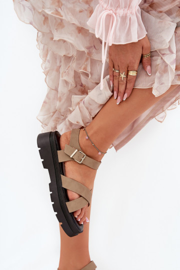 Sandalias de mujer con una plataforma de cuero ecológico de color caqui Gevinniser 2