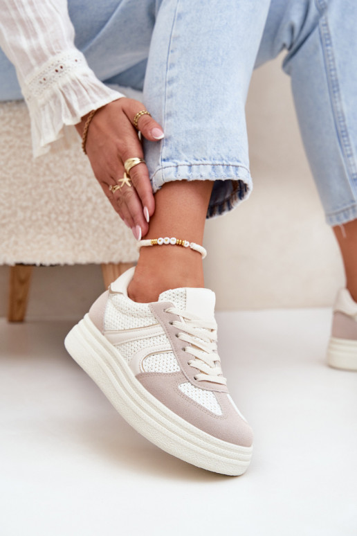 Zapatillas modelo zapatos. Femenino con una plataforma beige Lesida