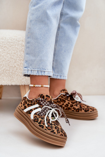 Zapatillas modelo zapatos. Femenino con estampados de piel de leopardo con una plataforma con hermosos detalles color marrón Vin