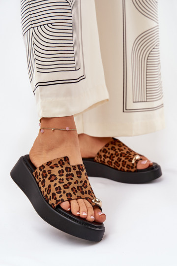 zapatillas de mujer con una plataforma I Niskim Koturnie Con decoraciones Detalem con estampados de piel de leopardo color marró