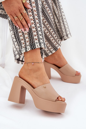 Zapatillas de casa de cuero ecológico con tacones y plataforma color caqui Tamirella