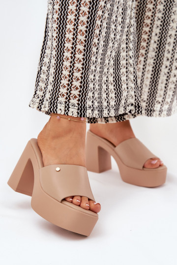 Zapatillas de casa de cuero ecológico con tacones y plataforma color caqui Tamirella 2
