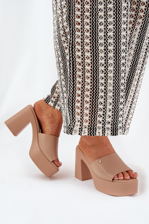 Femenino Zapatillas de cuero ecológico con tacones y plataforma de color caqui Tamirella