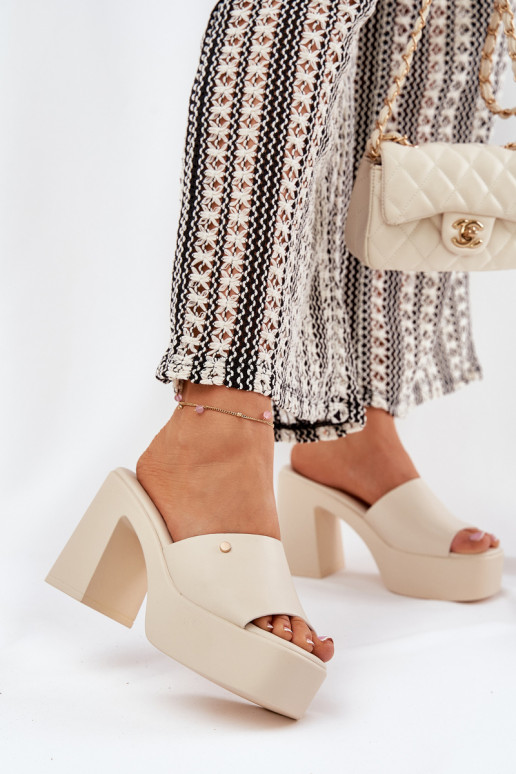 Femenino Zapatillas de cuero ecológico con tacones y plataforma color marfil Tamirella