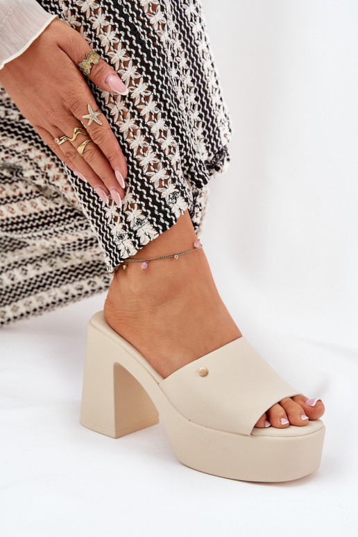 Femenino Zapatillas de cuero ecológico con tacones y plataforma color marfil Tamirella