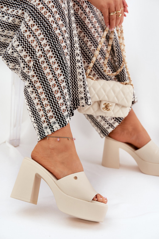 Femenino Zapatillas de cuero ecológico con tacones y plataforma color marfil Tamirella