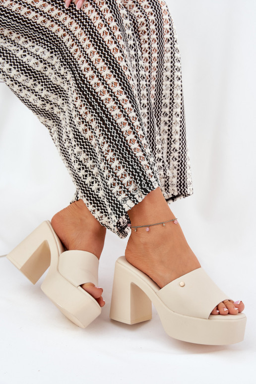 Femenino Zapatillas de cuero ecológico con tacones y plataforma color marfil Tamirella