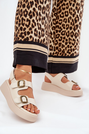 Sandalias de mujer con plataforma y cuña con hebillas en color arena Genorre