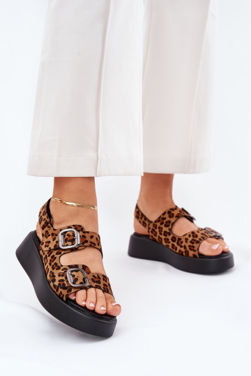 Sandalias de mujer con plataforma y cuña con hebillas con estampado de piel de leopardo en color marrón Genorre 2