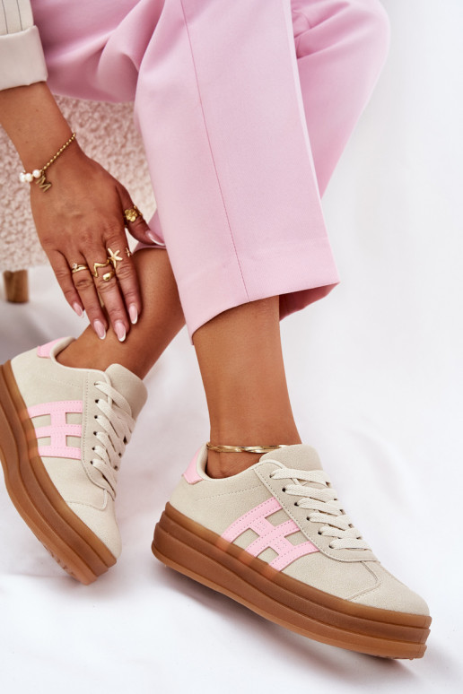 Zapatillas modelo zapatos. Femenino con una plataforma beige Syliyana Zapatillas modelo zapatos. Femenino con una plataforma beige Syliyana