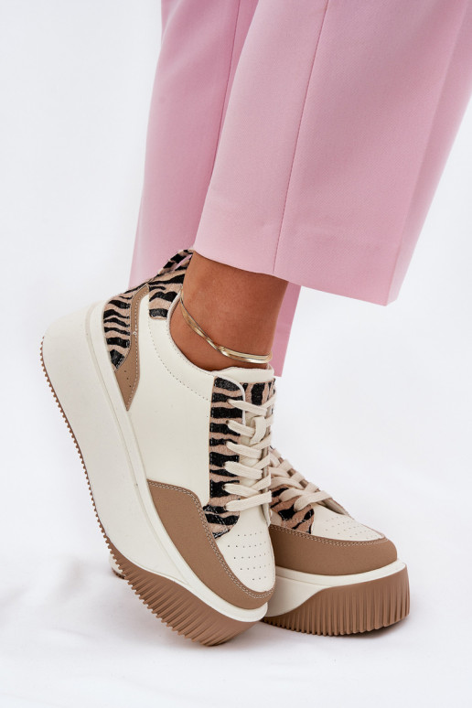 Zapatillas modelo zapatos. Femenino con una plataforma Zebra beige Tamorniel