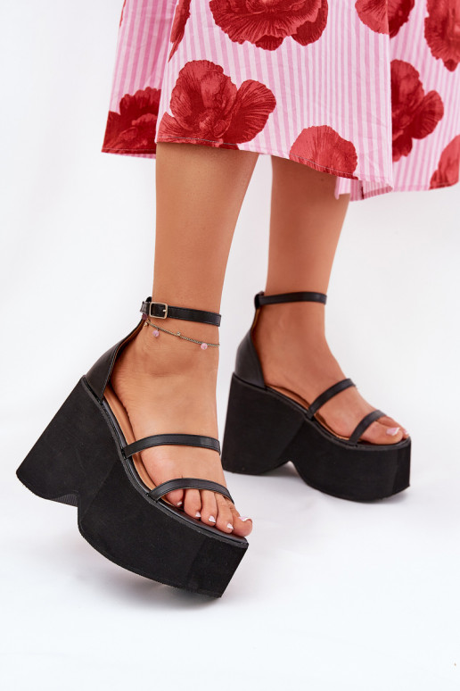 Sandalias de mujer con una plataforma I Koturnie de color negro Etette