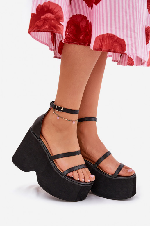 Sandalias de mujer con una plataforma I Koturnie de color negro Etette