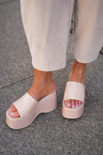 chanclas de mujer con plataforma y efecto charol color arena Nellevia