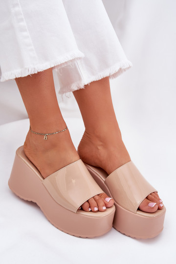 chanclas de mujer con plataforma y efecto charol color arena Nellevia 2