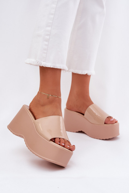 chanclas de mujer con plataforma y efecto charol color arena Nellevia