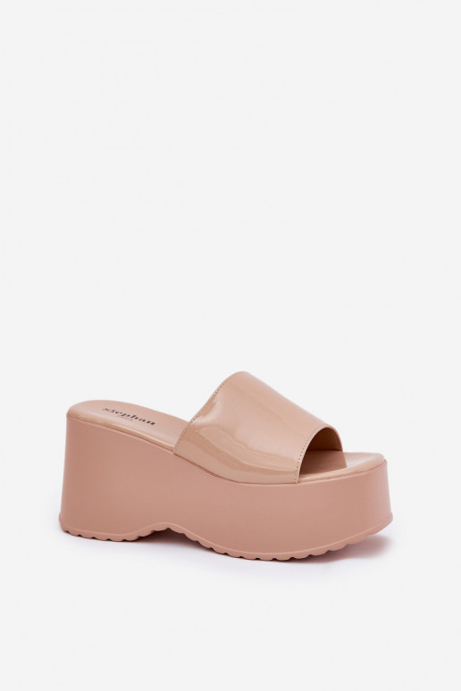 chanclas de mujer con plataforma y efecto charol color arena Nellevia