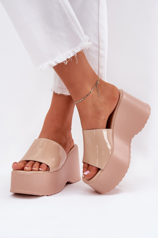 chanclas de mujer con plataforma y efecto charol color arena Nellevia