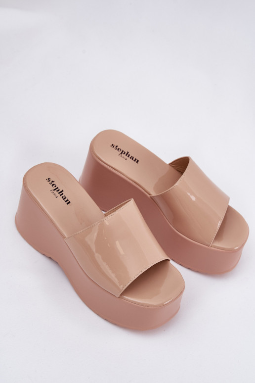 chanclas de mujer con plataforma y efecto charol color arena Nellevia