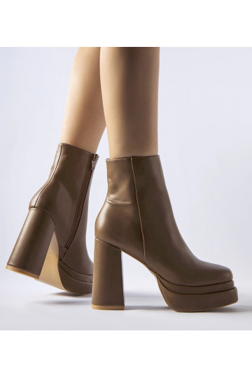 Botines marrones con tacón...